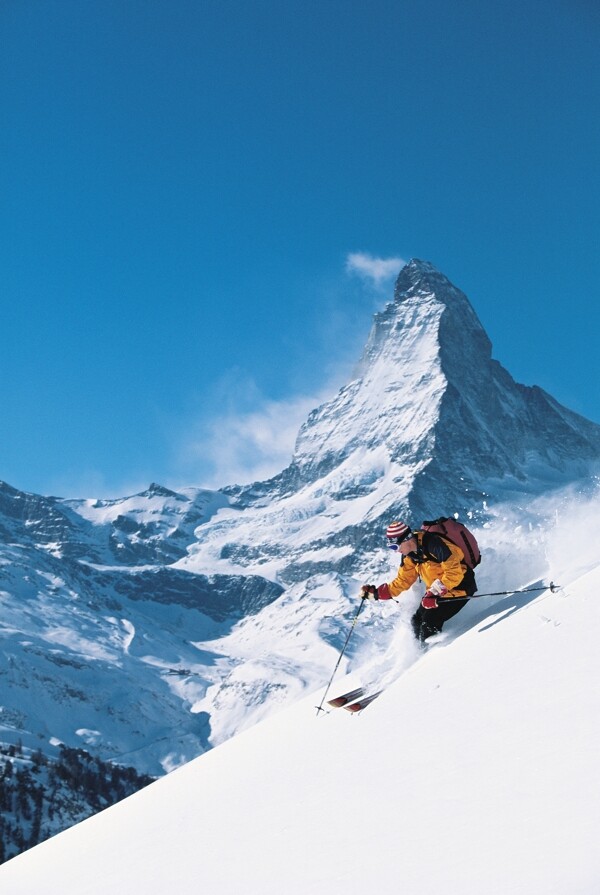 雪山上的运动员高清图片