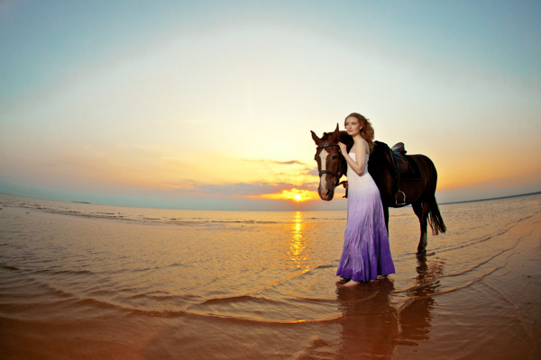 海面上牵马的女人图片
