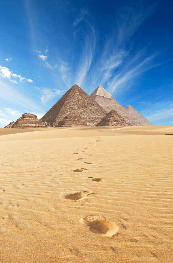 沙漠上的脚印与金字塔图片