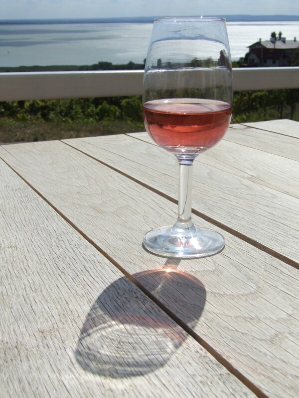 一杯桃红葡萄酒图片