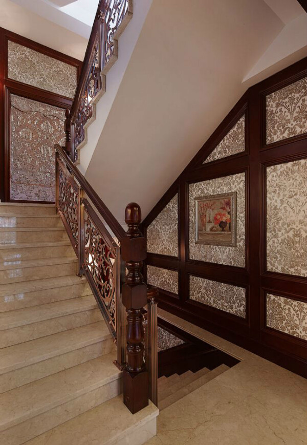 古典别墅楼梯间装修效果图