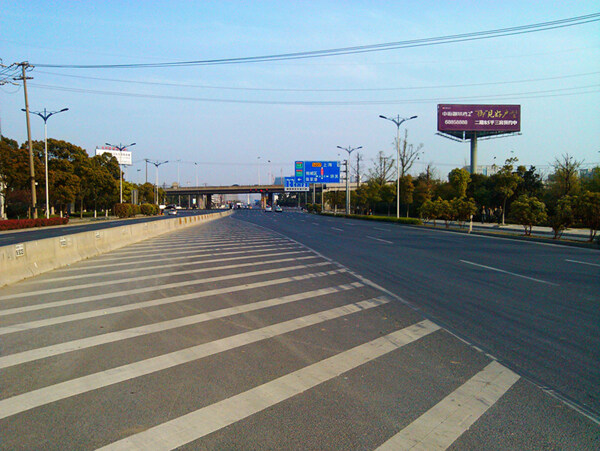 斑马线的道路图片