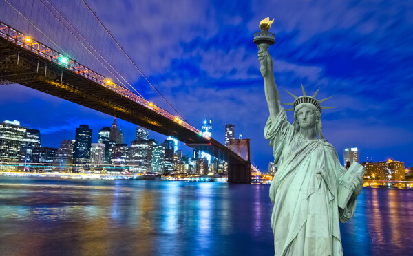 自由女神与城市夜景图片