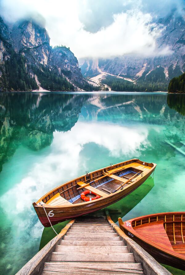 湖面小船