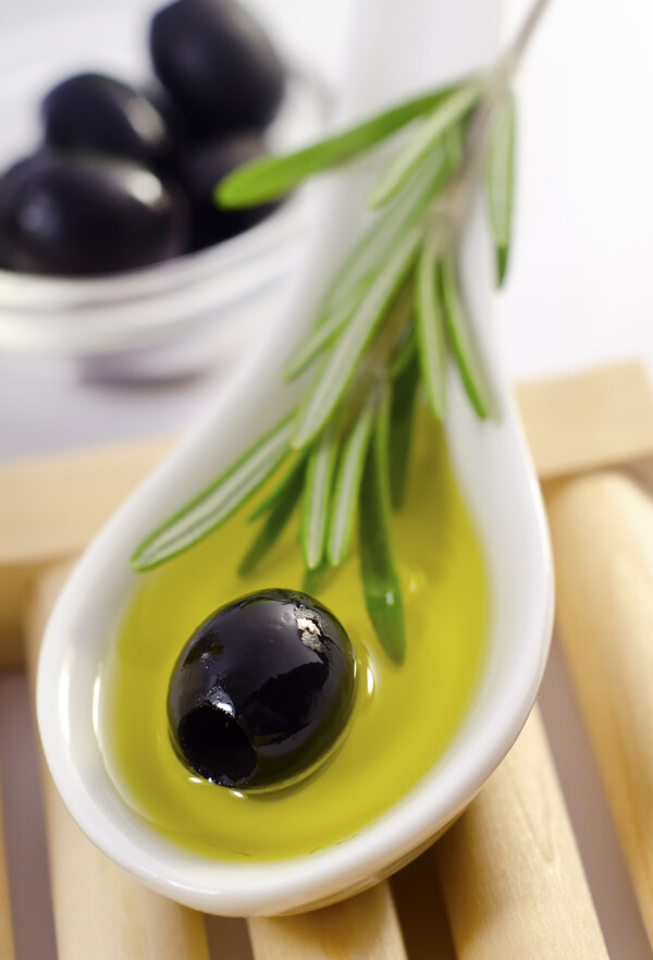 勺子里的橄榄油