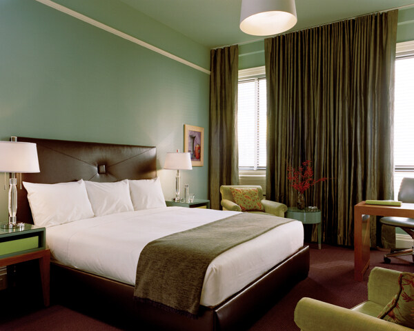 酒店宾馆客房卧室冷调绿色台灯吊灯床双人床沙发桌子窗帘窗图片