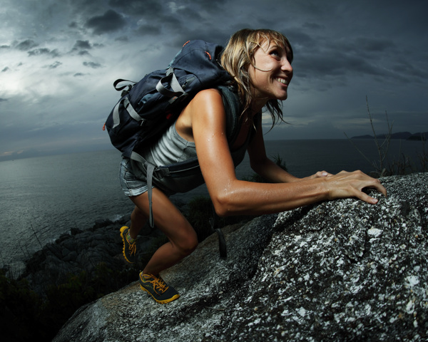 攀岩的女人图片