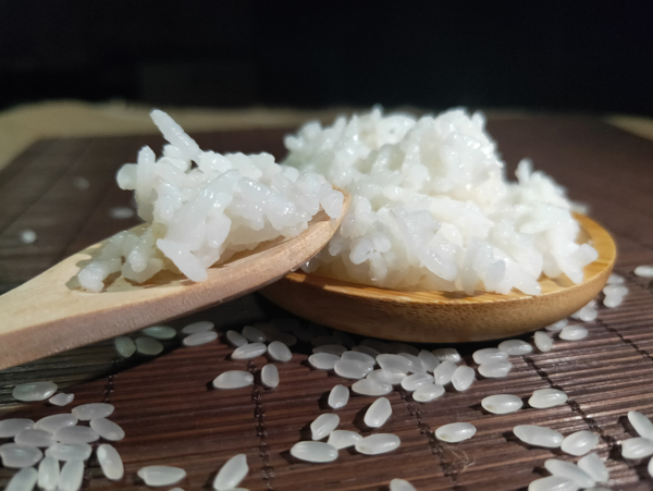 大米煮熟米粒