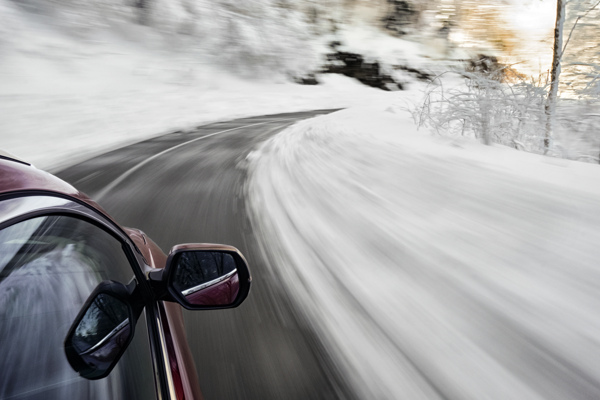 雪地上高速行驶的轿车图片