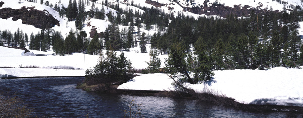 雪山河流图片