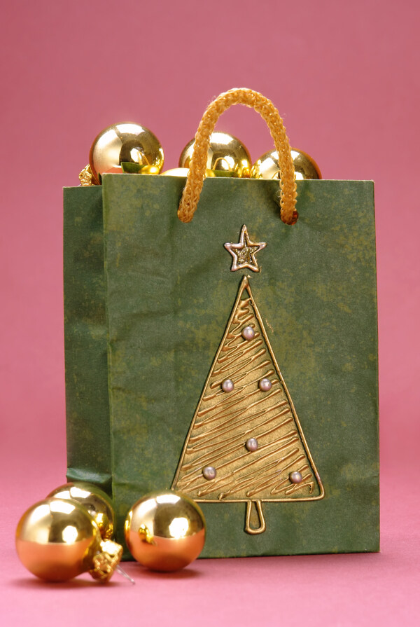 圣诞购物袋与彩球图片