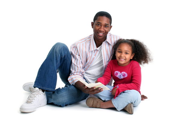 坐在地上的黑人父亲和小女孩图片