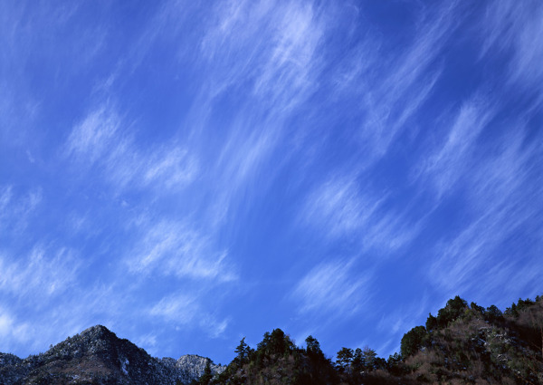 美丽蓝天白云与山峰