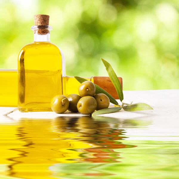 高清黄色橄榄油图片