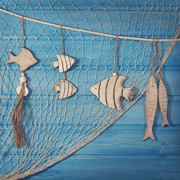 蓝色木板前的渔网图片