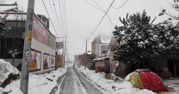 雪天下的乡村道路