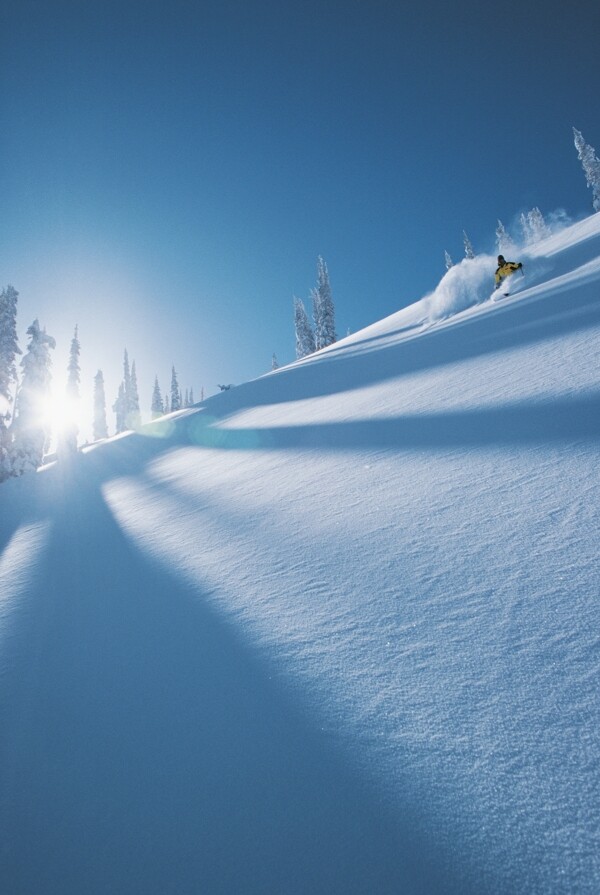 美丽雪景与滑雪运动员高清图片