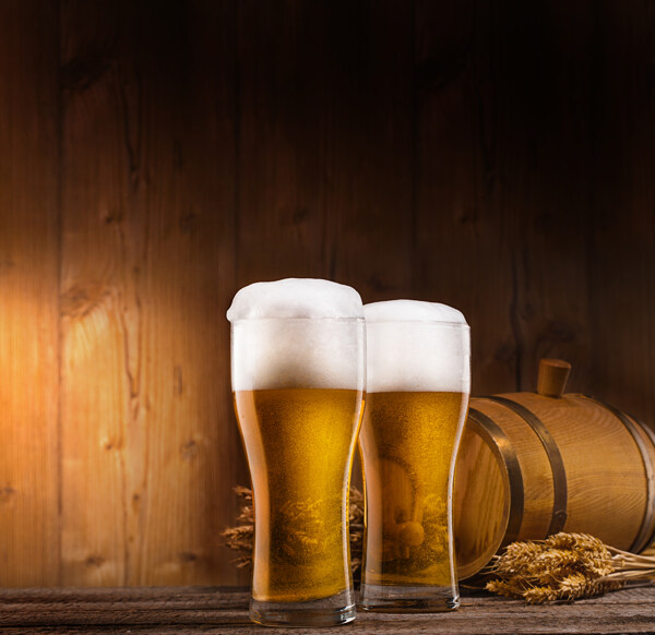 啤酒桶小麦和两杯啤酒图片
