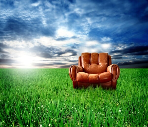 草地上的欧式椅子