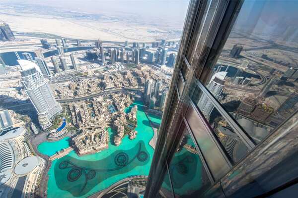 在哈利法塔俯瞰迪拜