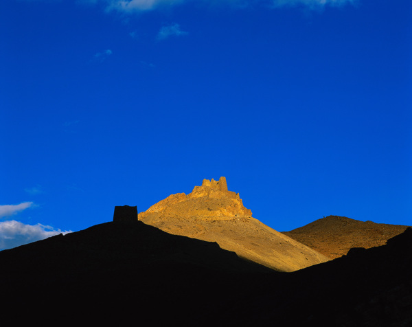 高山上的建筑图片