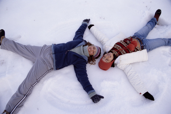 躺在雪地上的两个女人图片