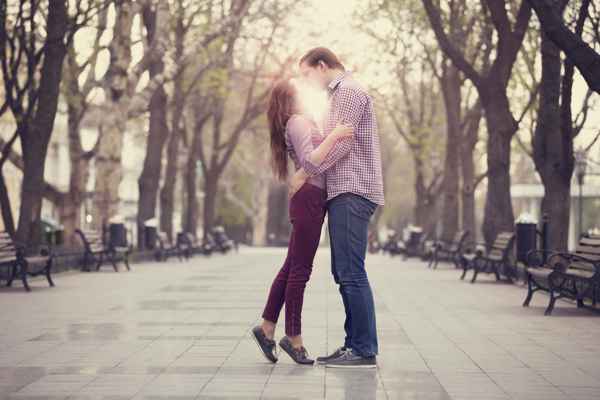 街道接吻的情侣图片