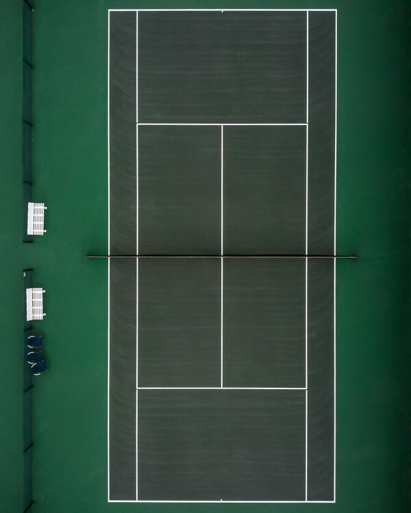 一个网球球场俯拍