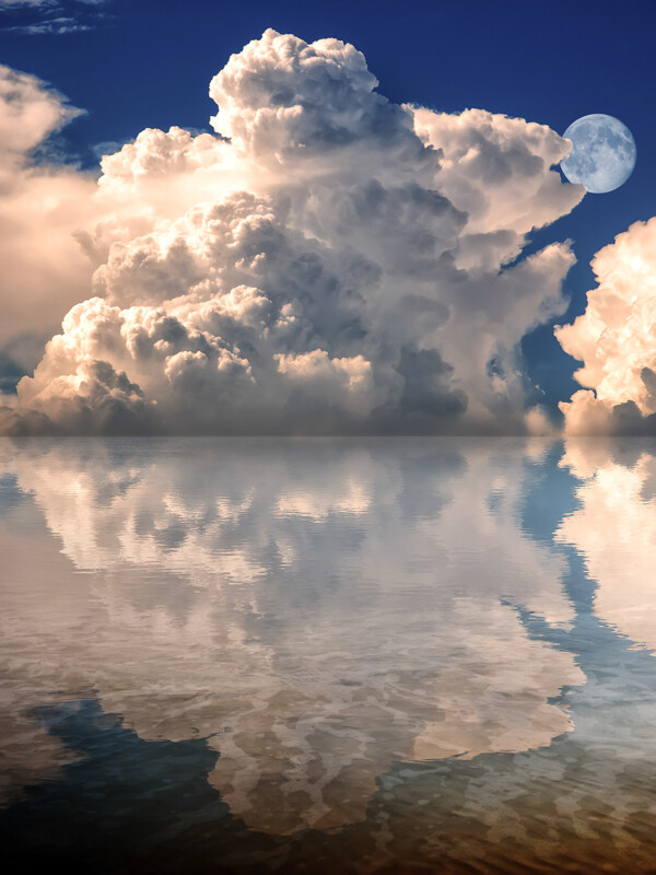 云朵海面月亮