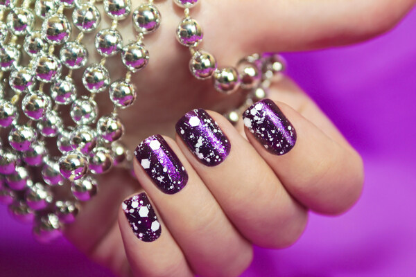 紫色指甲图片