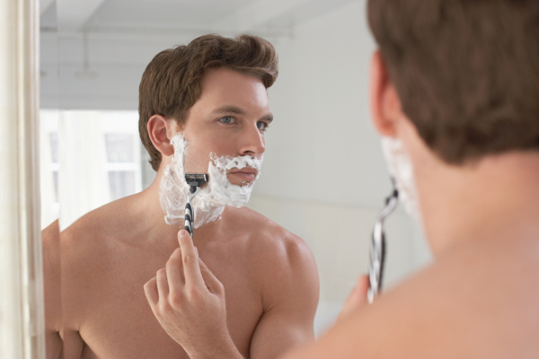 照镜子刮胡子的外国男人图片
