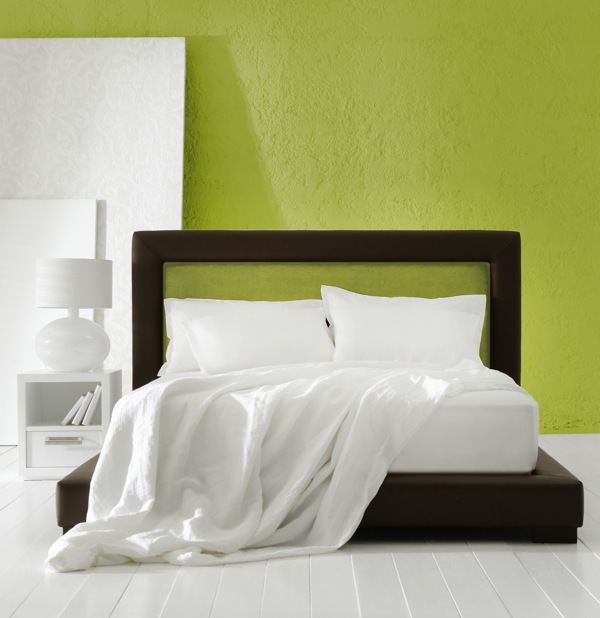 绿色墙壁和白色床图片