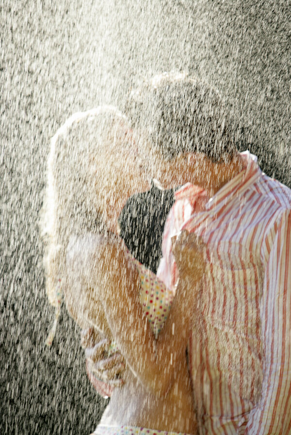 雨中的情侣图片