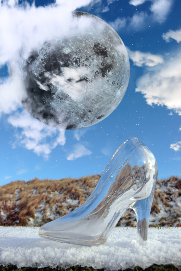 雪地上的玻璃鞋与冰球图片