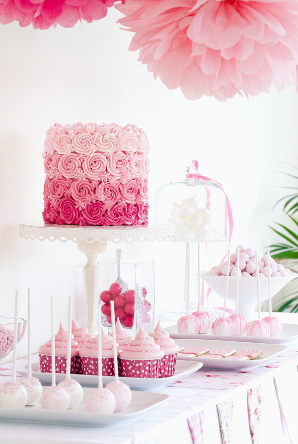 粉红蛋糕与玫瑰蛋糕