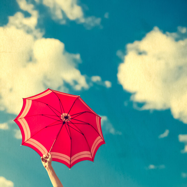 蓝天下的红色雨伞图片