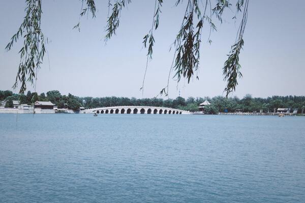 湖面与拱桥