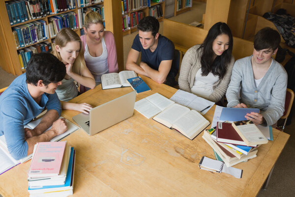 图书馆里的学生图片