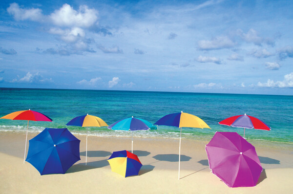 海上的遮阳伞图片
