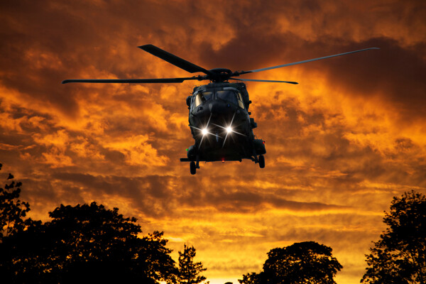 黄昏天空中的直升机图片