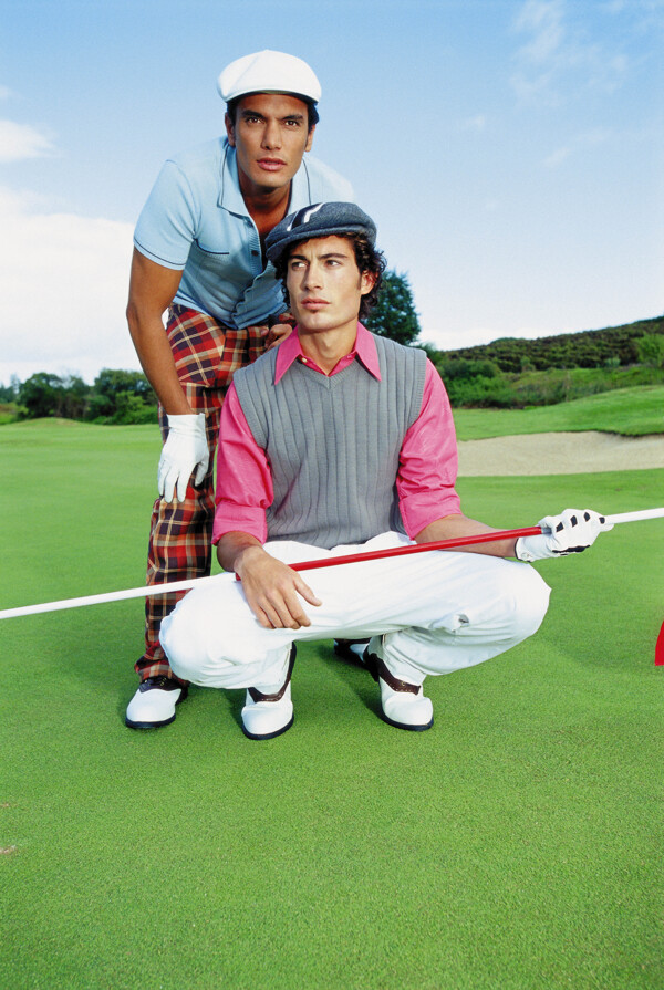高尔夫球场上的时尚男人图片