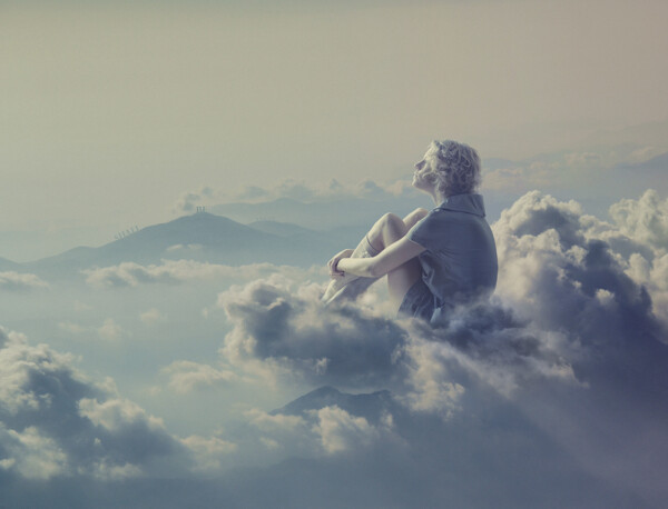 坐在白云上的美女图片