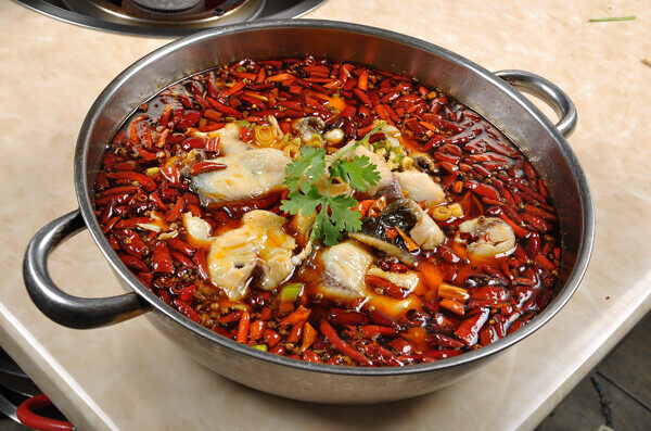 辣椒很多的水煮鱼锅子图片
