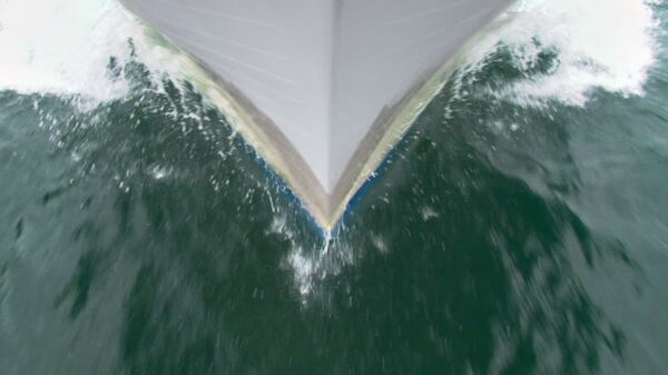船前面穿过水股票视频视频免费下载