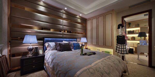 现代时尚卧室亮面褐色背景墙室内装修图