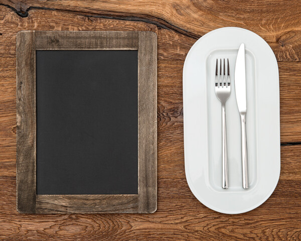 木制相框和餐具图片