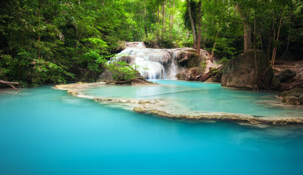 蓝色水池