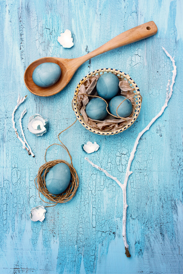 木板上的蓝色彩蛋