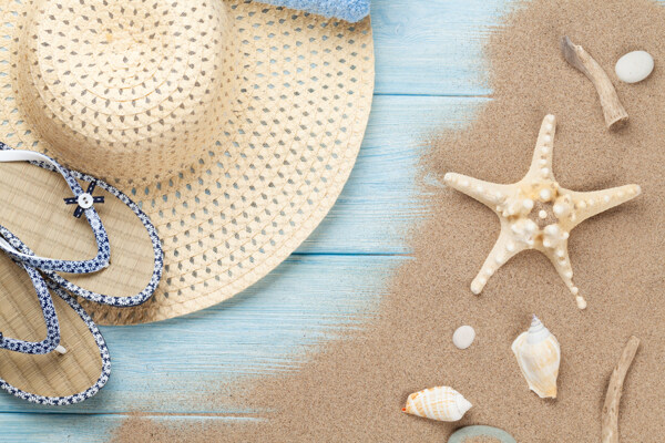 沙滩上的海星与帽子