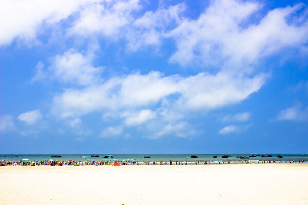 北海银滩蓝天白云图片